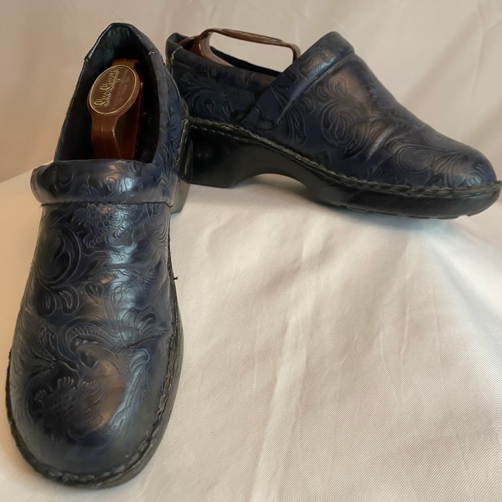 B o c women’s size 9 1/2 dark blue with black soles paisley, preowned clogs